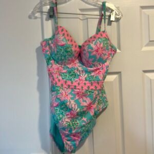 Adorable/flattering Lilly Pulitzer bathing suit